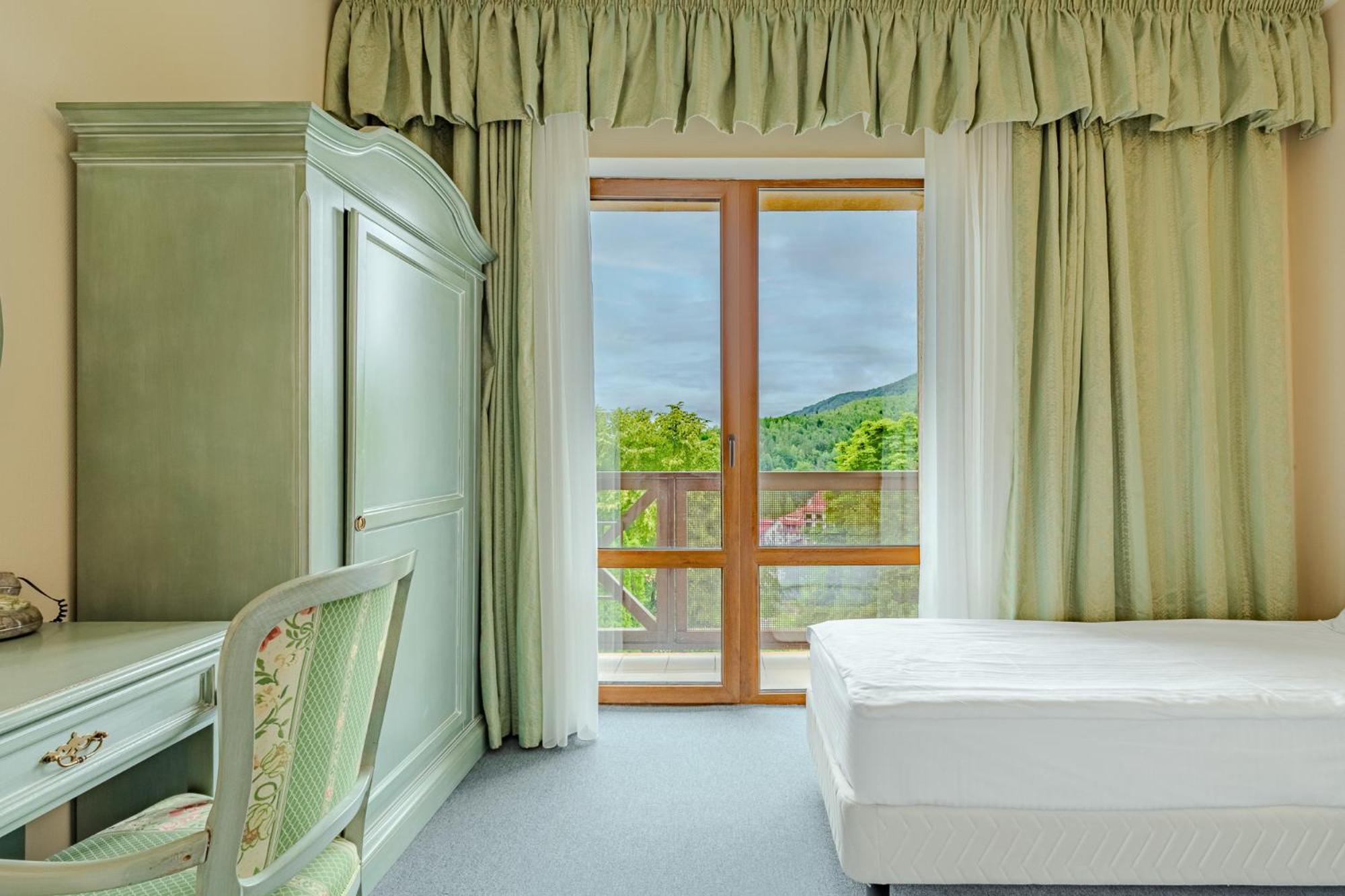 Edelweiss Hotel ยาเรมชา ภายนอก รูปภาพ